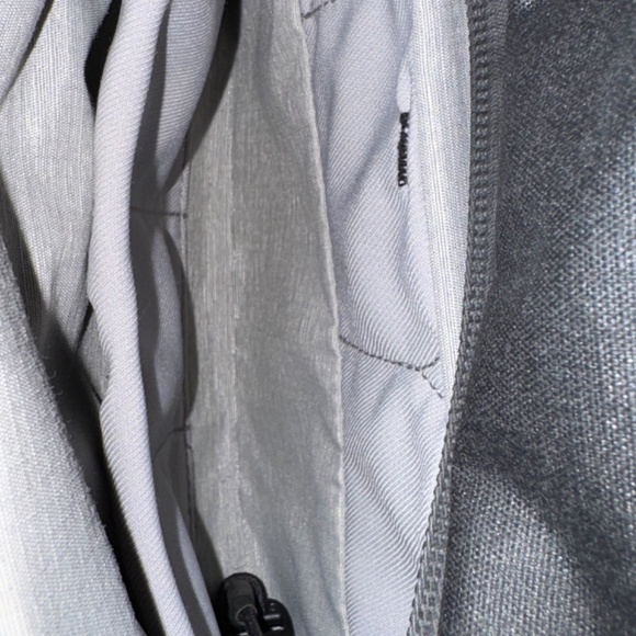 Peak Design Every Day Tote\Backpack Black with Gray Interior - Picture 5 of 16